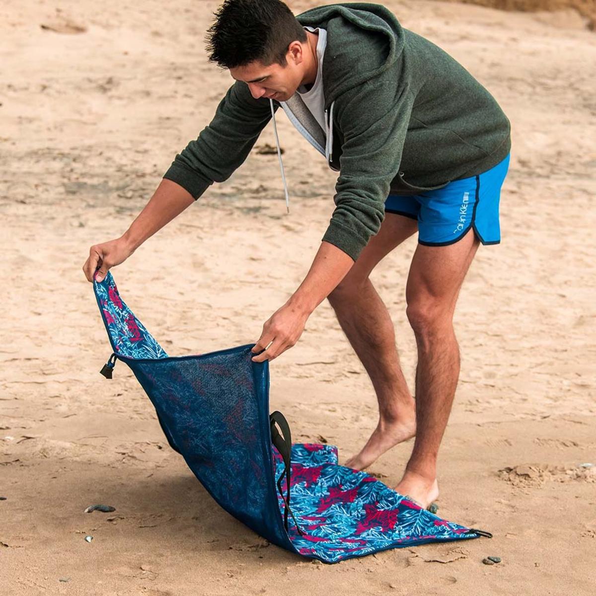 CGear Sand-Free Switch Transitional Backpack - Blue Floral/Navy